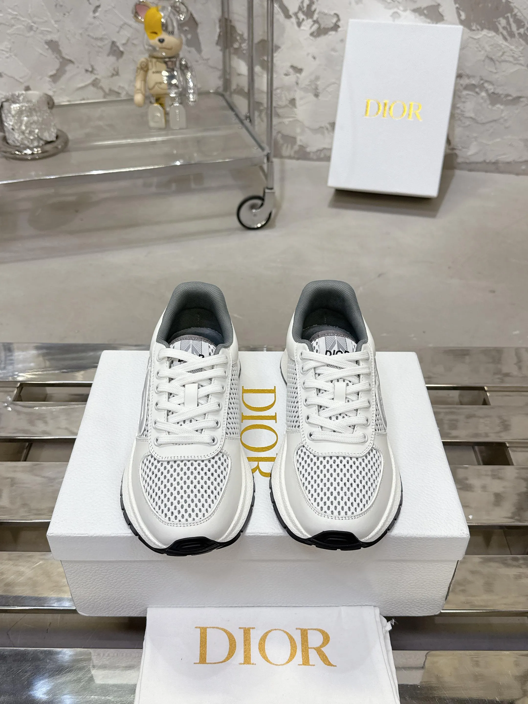 Factory price 680💰 Top version! ! ! Dior Dior's latest Run'n'Dior series, couple's thick-soled casual sneakers, originally purchased, developed and manufactured. This Run'n'Dior reinterprets sports style with an elegant and fashionable shape. The upper is crafted from white mesh fabric and features the Christian Dior Paris signature on the laces and heel. The exquisite two-color sole is light and soft, which can add a high-end temperament to all kinds of casual looks. Exquisite packaging at the delivery counter 🛍📦 ▪️Fabric: Original customized imported first-layer cowhide ▪️Inner lining: Imported original lining ▪️Sole: Original molded non-slip TPU material ▪️Size: Women's 35-41 / Men's 39-46 (Female 40 41 / Men's 38.45.46 customized)